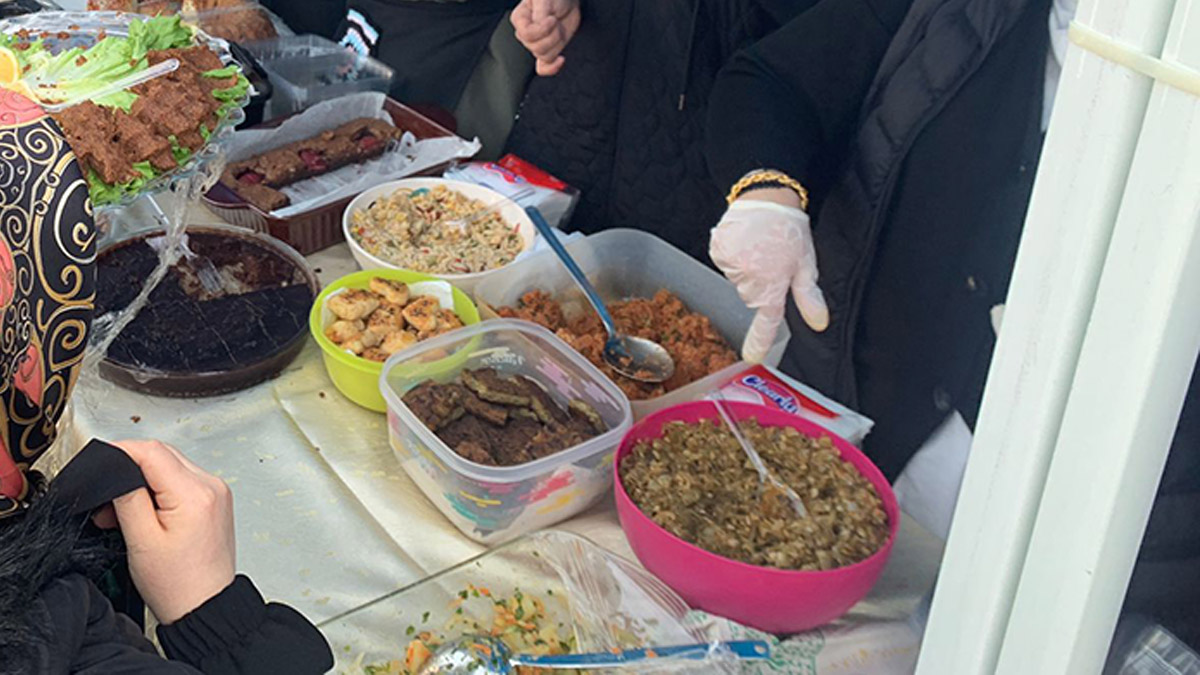 Rize'de, Kent Konseyi Kadın Meclisi ile kooperatif kadın üyelerince 8 Mart Dünya Kadınlar Günü dolayısıyla depremzede aileler için kermes düzenlendi. Kadınlar, geliri depremzedelere bağışlanacak el yapımı yöresel lezzetleri satışa sundu.