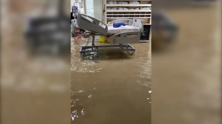 Şanlıurfa'da hastane acil servisini su bastı