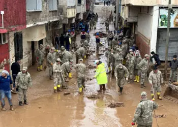 10 bin personel çamurla kaplanan kenti temizliyor