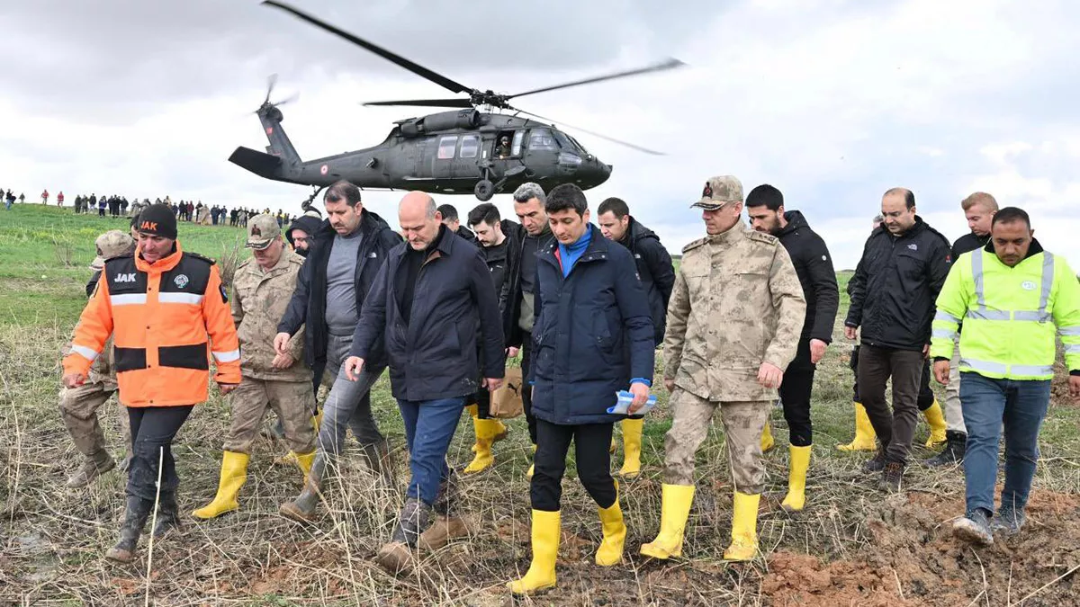 Şanlıurfa'da 16 kişinin hayatını kaybettiği sel felaketinin ardından 2 bini asker yaklaşık 10 bin personel çamurla kaplanan kenti temizliyor.