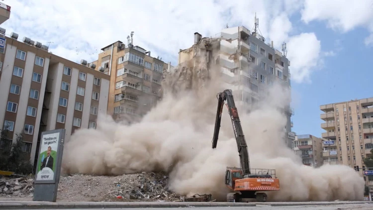 Şanlıurfa'da ağır hasarlı binalar yıkılıyor