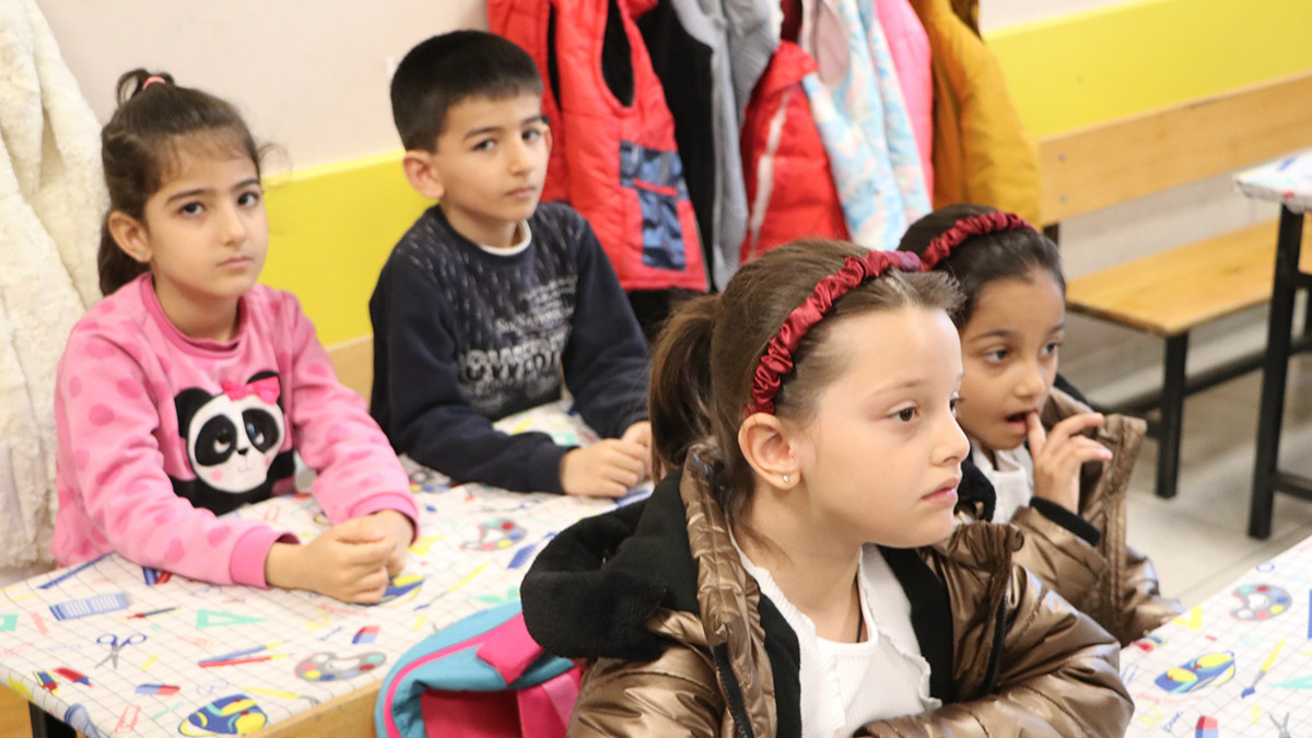 Kahramanmaraş merkezli depremlerden etkilenen Şanlıurfa'da verilen aranın ardından öğrenciler yeniden ders başı yaptı. Öğrenciler sınıflarda ders işlerken, bazı veliler ise bahçede beklemeyi tercih etti.