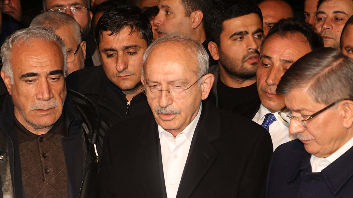 İYİ Parti Genel Başkanı Meral Akşener, Gelecek Partisi Genel Başkanı Ahmet Davutoğlu ve CHP Genel Başkanı ve Millet İttifakı'nın cumhurbaşkanı adayı Kemal Kılıçdaroğlu sel felaketinin yaşandığı Şanlıurfa'ya geldi.