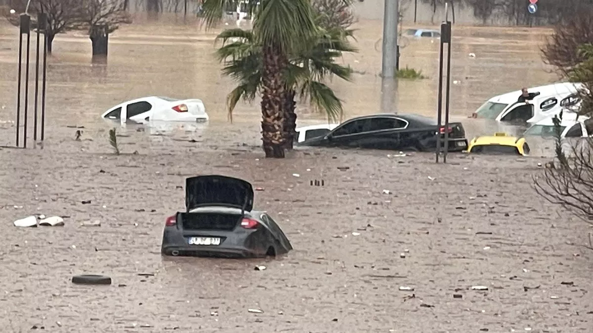 Afet ve acil durum yönetimi (afad) başkanlığı'nca, adıyaman ve şanlıurfa'da aşırı yağışlar sonucu meydana gelen su baskınlarında, 5 kişinin hayatını kaybettiği, 5 kişinin kaybolduğu, kayıpları arama kurtarma çalışmalarının sürdüğü açıklandı.