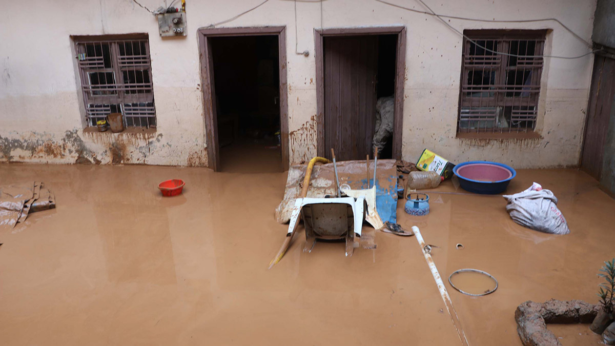 Şanlıurfa'daki sel felaketinde ölü sayısı, su basan Abide Köprülü Kavşağı alt geçidinde bir kişinin daha cesedinin bulunması ile 13'e yükseldi. 3 bakanın inceleme yaptığı kentte, selin izlerini silmek için çalışmalar sürüyor.