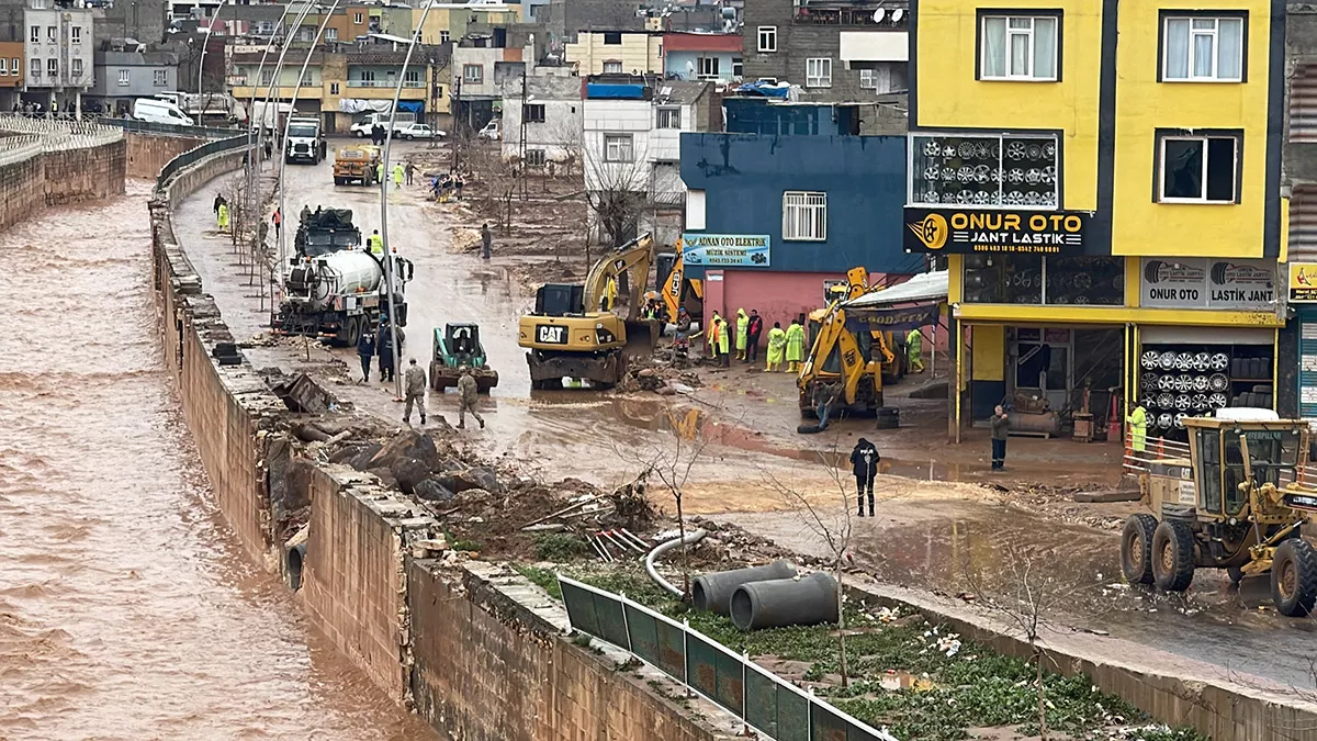 Şanlıurfa'da sel felaketinin ardından kentte, hasar tespit çalışmaları sürüyor. 3 bin 154 kişinin konut, iş yeri, araç ve muhtelif ev eşyasının zarar gördüğü selde kaybolan tir şoförü emin ergün ise hala aranıyor.