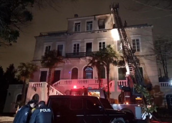 Sarıyer'de 3 katlı köşkte yangın