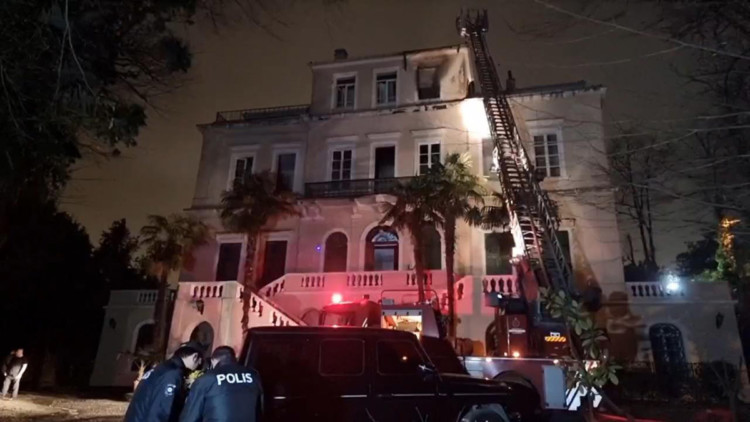 Sarıyer'de 3 katlı köşkte yangın