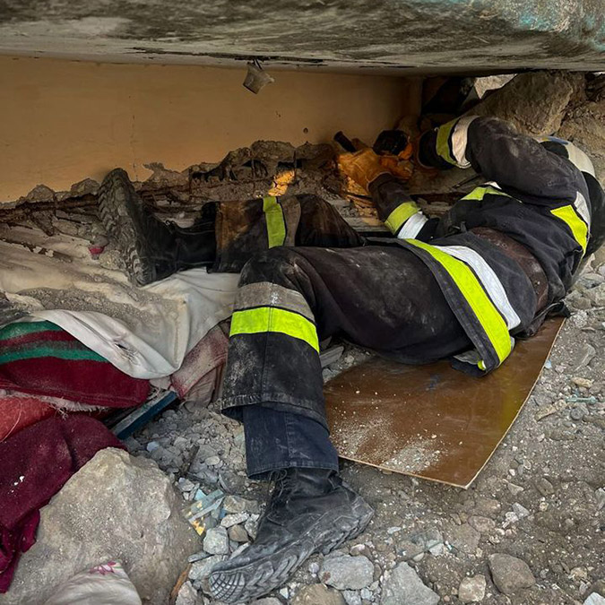 Gazeteleri kurcalıyorum… Deprem binaları un ufak etmiş, gidilemeyen köylerimiz var, ay ışığı misali gözleri gülen güzel çocuklarımız enkaz altında can veriyor. Kendime soruyorum sonra, neden?