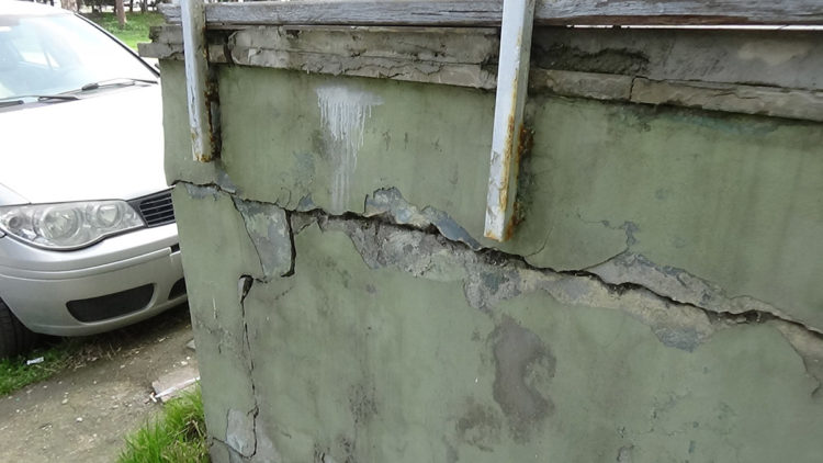 Silivri'de sağlık ocağındaki çatlaklar endişelendirdi