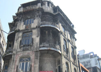 119 yıllık Vlora Han bakımsızlıktan dökülüyor