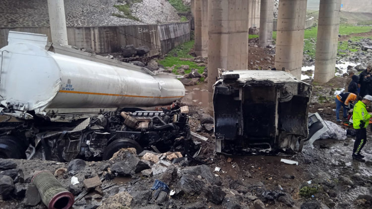 Şırnak'ta tanker köprüden uçtu; 1 ölü