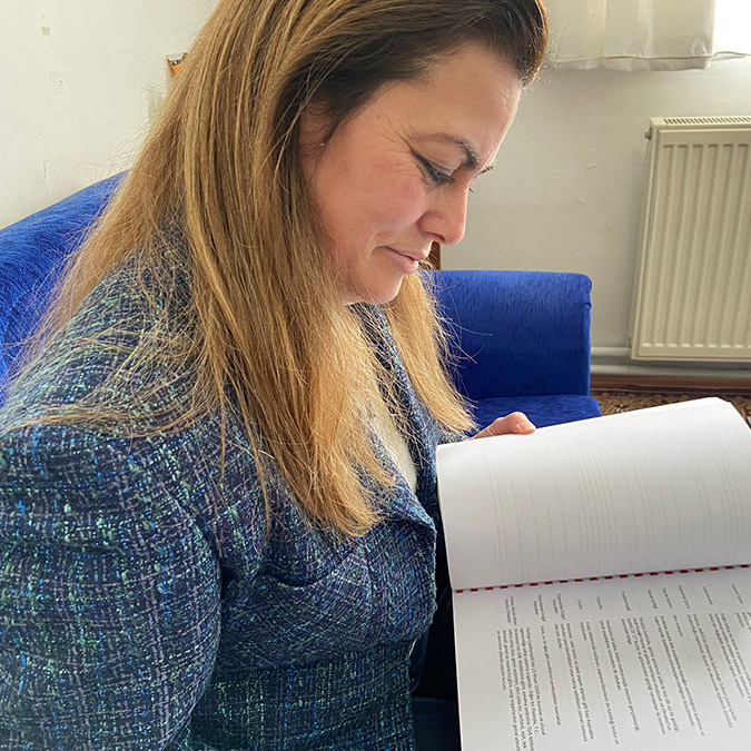 Epilepsiyi yenip, Anadolu Üniversitesi Açık Öğretim Fakültesi'ni bitiren Ebru Öztürk (50), öğrenciliği döneminde dershane öğretmenine bilmediği kelimenin anlamını sordu.