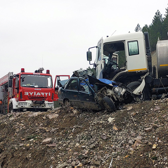 Bolu'da su tankeri ile çarpışan otomobildeki çift öldü