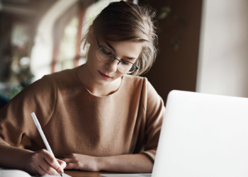 Bir hatıra mıyım artık? O da nadiren yâd edilen...