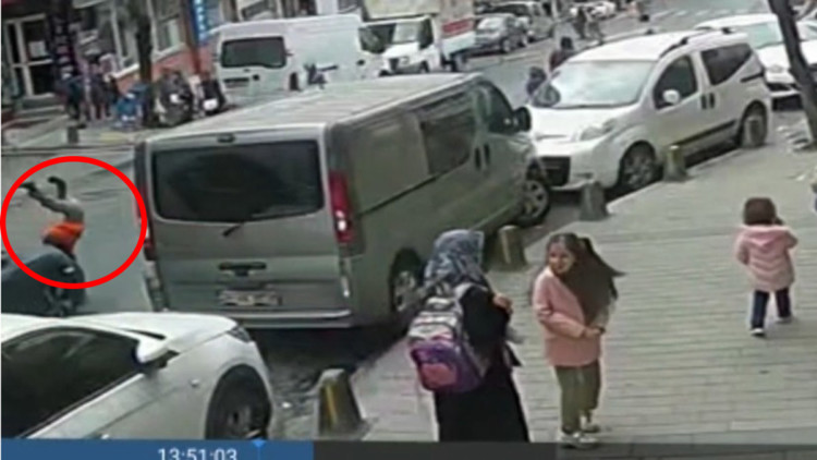 Yola fırlayan çocuğa otomobil çarptı