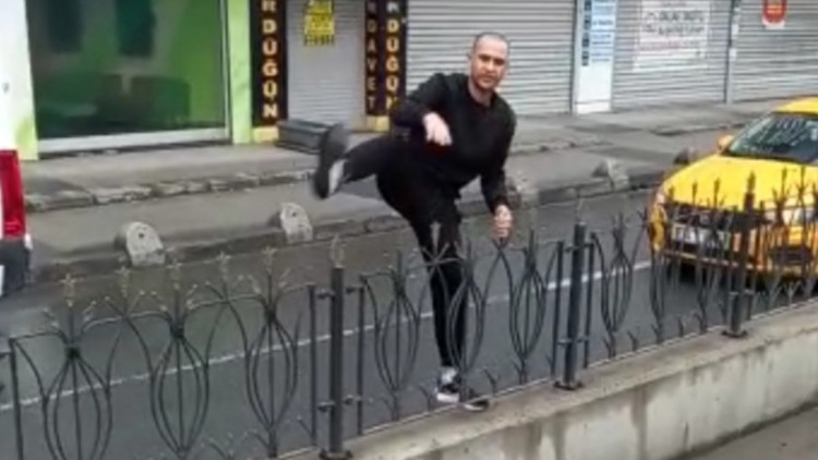 Tramvay yoluna girerek seferlerin aksamasına neden oldu