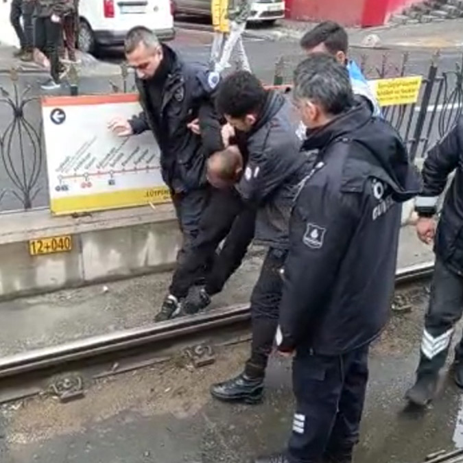 Tramvay yoluna girerek seferlerin aksamasına neden oldu