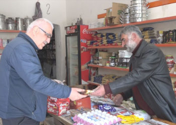 Yusufeli'nde esnaf son satışlarını yapıyor