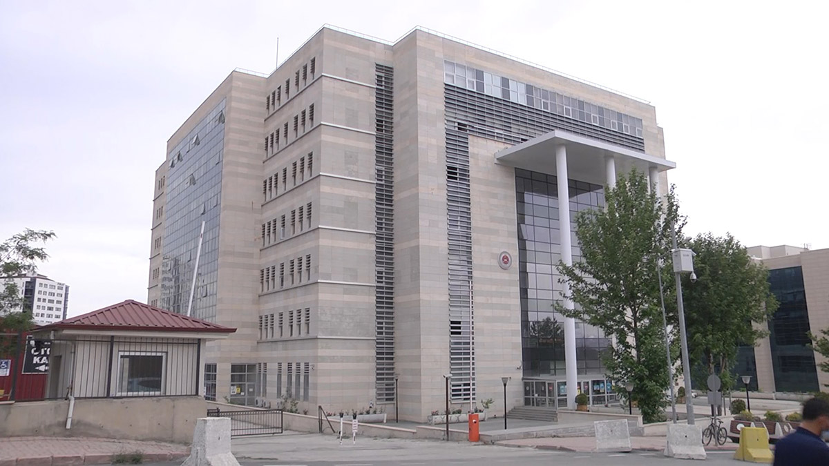 Oğlu ve gelinini pompalı tüfekle vurdu