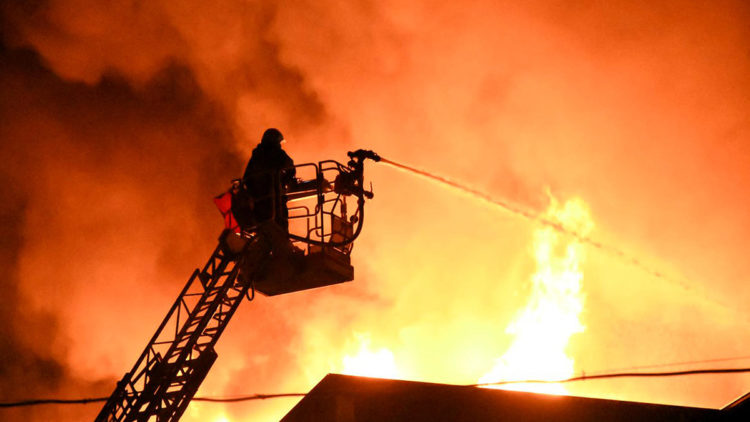 Tekirdağ'da 5 katlı binanın çatısında yangın