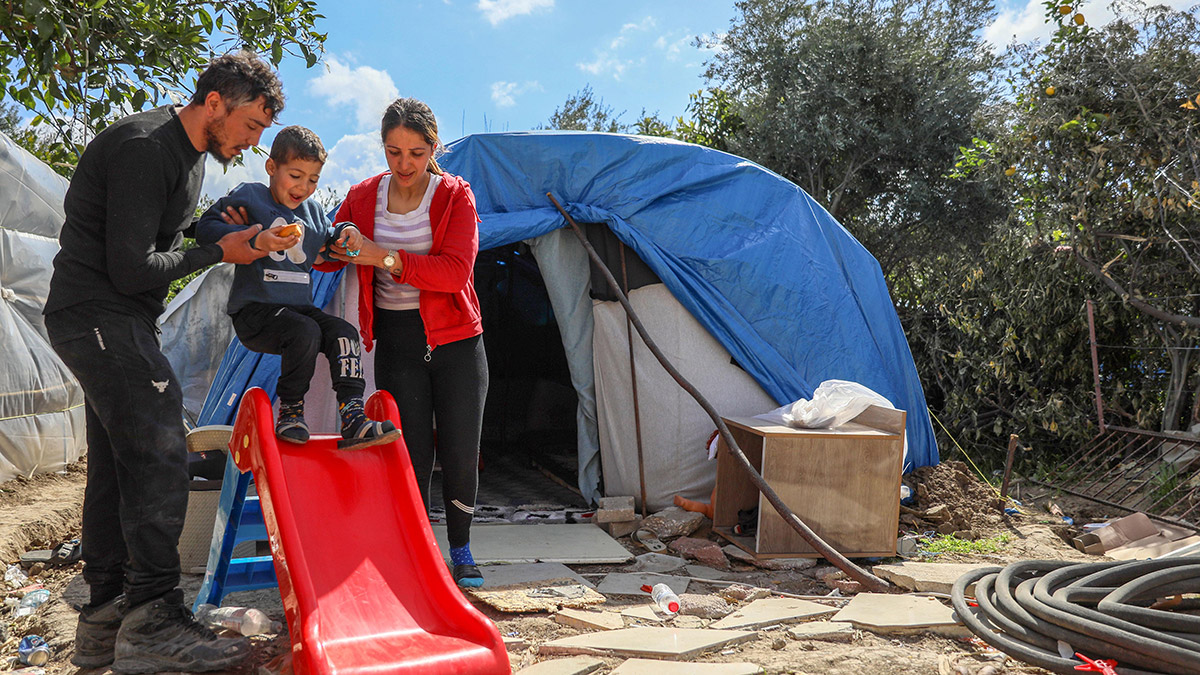 Hatay'ın Samandağ ilçesinde yaşayan Sağaltıcı ailesi, yıllarca emek verip yaptıkları ve depremde anneleri Melek Sağaltıcı'nın da çöken birinci katında hayatını kaybettiği evlerinin iş makinesiyle yıkılışını hüzünle izledi. Mesut Sağaltıcı, “Hepimizin tırnaklarımızla kazıya kazıya yaptığımız her şey enkazın altında kaldı. Hayallerimiz, çocuklarımızın geleceği birer birer gitti" dedi.