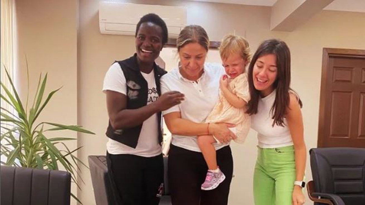 Ugandalı Florence (31), kendisine yeni bir hayat kurmak ve geçimini sağlamak için geçen yıl ülkesinden binlerce kilometre uzaktaki Hatay'ın Antakya ilçesine geldi.