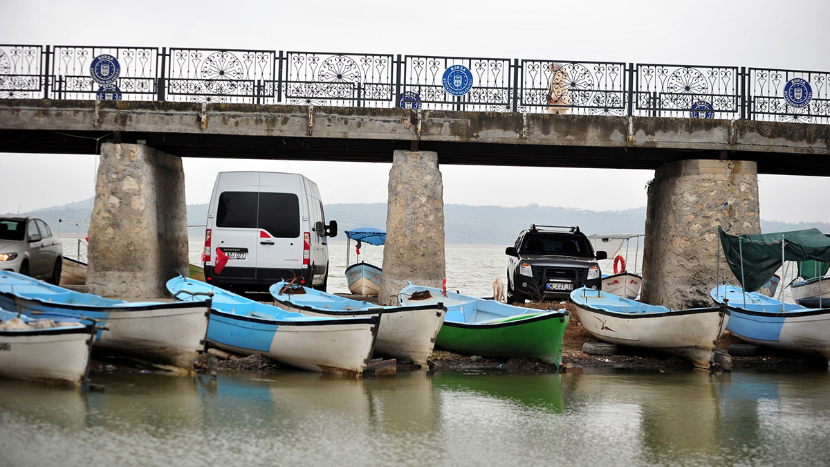 Uluabat Gölü'ndeki su çekilmesi uydu görüntülerine yansıdı. Kayıkların geçtiği köprünün altı park alanı oldu.