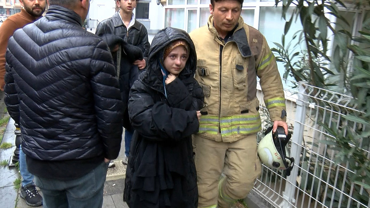 Ümraniye'de 5 katlı binada yangın