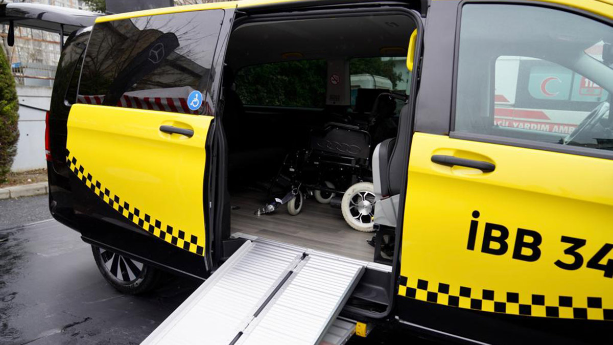 İBB Başkanı Ekrem İmamoğlu, İstanbul'un yeni taksileri için düzenlenen kura çekim töreninde konuştu. 14 Mayıs'tan sonra depremi Türkiye'nin birinci meselesi haline getireceklerini belirten İmamoğlu, "Ben, sizi ne seçimden önce ne şimdi ne görevim bittikten sonra aldatan bir insan asla olmayacağım" dedi.