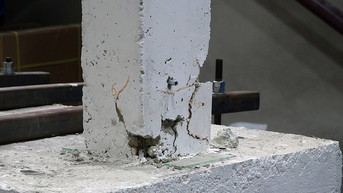 Trabzon Karadeniz Teknik Üniversitesi (KTÜ) Mühendislik Fakültesi İnşaat Mühendisliği Bölümü Yapı Ana Bilim Dalı'nın yapı sağlığı izleme laboratuvarında suni deprem sarsıntısı verilen masa üzerine konulan model inşaatlarda; beton kalitesinin depremlere karşı dayanıklılığı test ediliyor, yapıda oluşabilecek hasarlar belirleniyor.