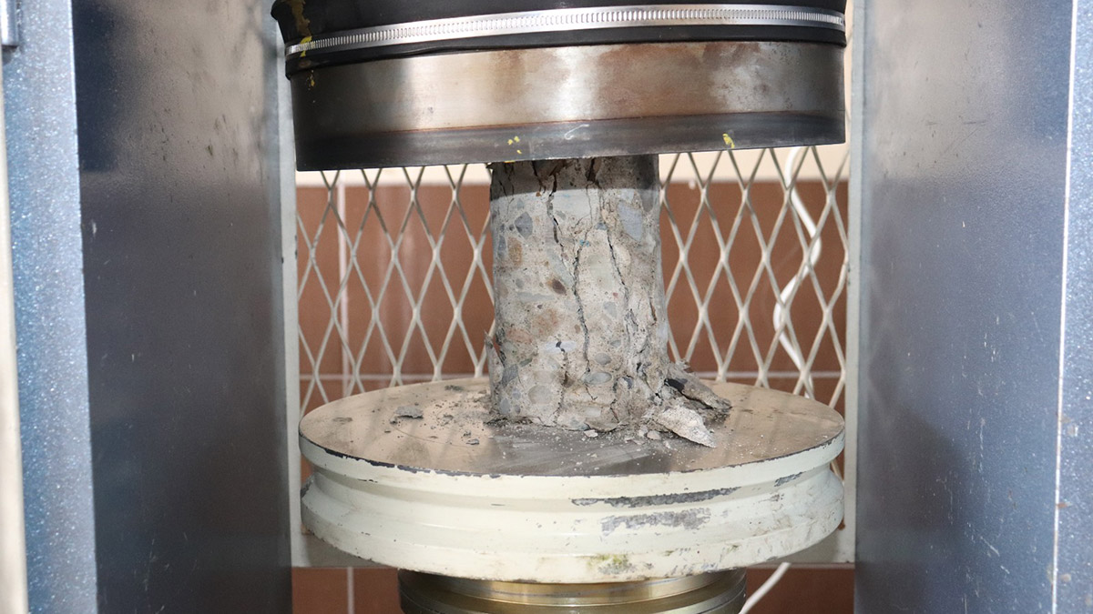 Ağrı İbrahim Çeçen Üniversitesi bünyesinde açılan Yapı Malzemeleri Araştırma Laboratuvarı’nda, yeni yapılan binaların beton dayanıklıları belirlenecek ve deprem performansları analiz edilecek. Mevcut binalardan karot numuneler alınarak, laboratuvardaki gerekli işlemlerin ardından beton test pres makinesinde beton dayanımı tespit edilecek.