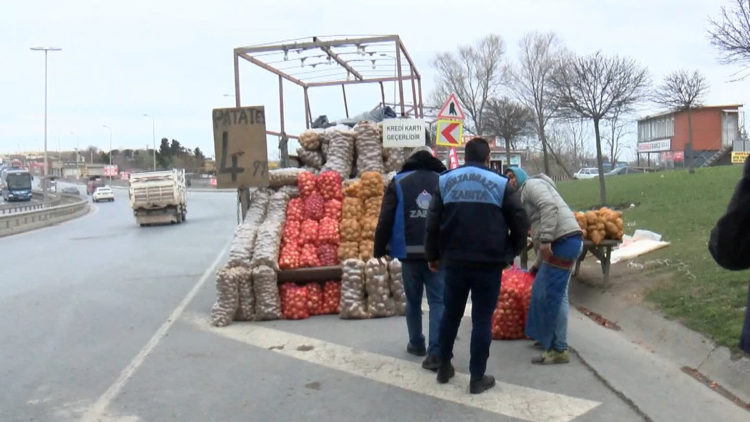 Yol kenarında satılan patateste 'hile' tartışması