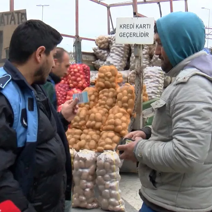 Yol kenarında satılan patateste 'hile' tartışması