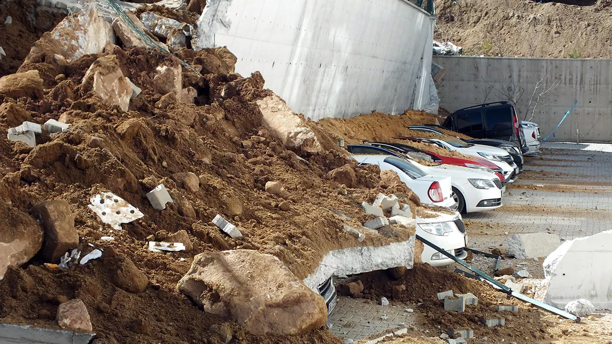 Yozgat'ta istinat duvarı 11 aracın üzerine çöktü, soruşturma başlatıldı