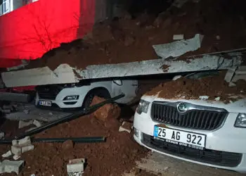Yozgat'ta istinat duvarı 11 otomobilin üzerine çöktü