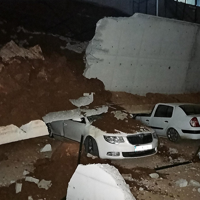 Yozgat'ta istinat duvarı 11 otomobilin üzerine çöktü