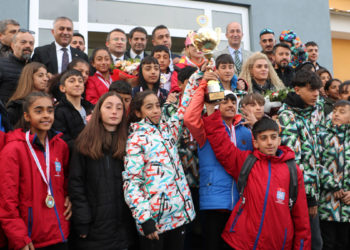 Yüksekovalı sporcular Kayaklı koşu Türkiye Şampiyonası'nda 33 madalya aldı