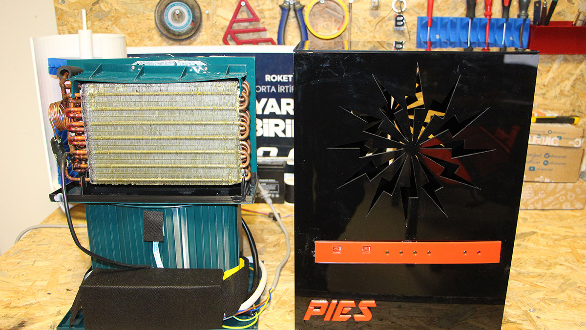 OMÜ içerisinde yer alan Samsun Teknopark’ta, yürütücülüğünü Mühendislik Fakültesi Elektrik-Elektronik Bölümü Öğretim Üyesi Doç. Dr. Çetin Kurnaz'ın yaptığı 'Nem2su' projesi ile nemli havadan içilebilir su üretildi.