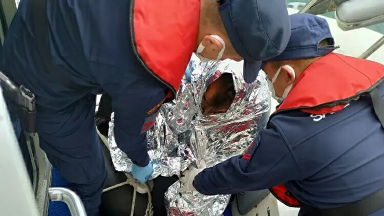 Midilli adası'na yüzerek geçmeye çalışan göçmen kurtarıldı