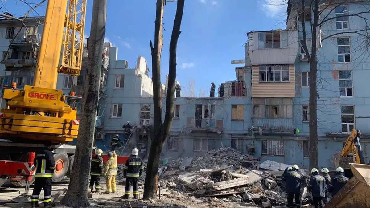 Zaporijyada roketin isabet ettigi apartmanda can kaybi 13e yukseldi 9922 dhaphoto1 - ukrayna haberleri, dış haberler - haberton