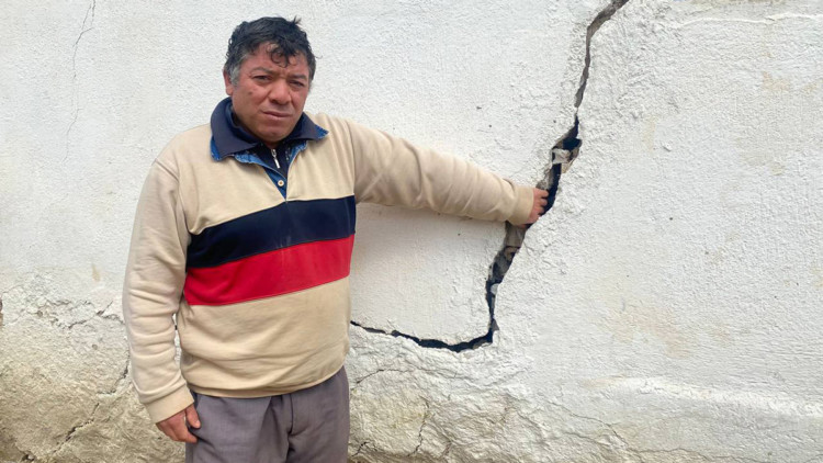 Zemini yarılan duvarları çatlayan evlerinde korku içinde yaşıyorlar
