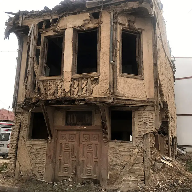 Afyonkarahisar'da 3 şubat 2002'de meydana gelen 6. 0 ile 6. 3 büyüklüğündeki depremlerde, zemini yarılan duvarları çatlayan evlerinde yıllardır korku içinde yaşıyorlar.