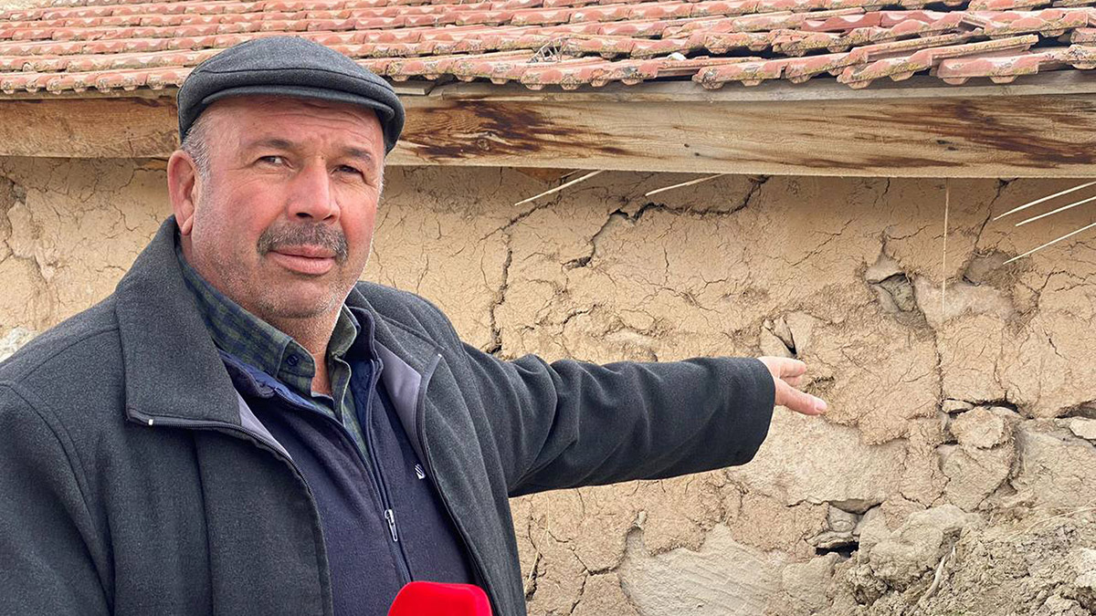 Zemini yarılan duvarları çatlayan evlerinde korku içinde yaşıyorlar