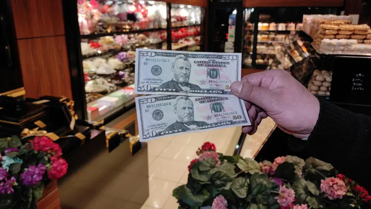 Pastaneden sahte parayla alışveriş yapan şüpheliler kamerada