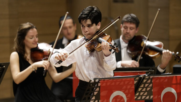 12 yaşındaki şef Atahan Dinç, CSO'yu yönetti