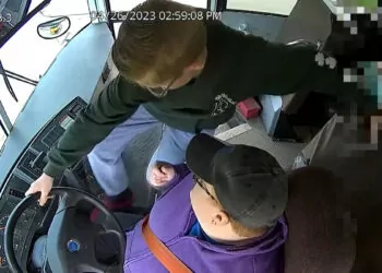13 yaşındaki öğrenci şoförü bayılan otobüsü durdurdu