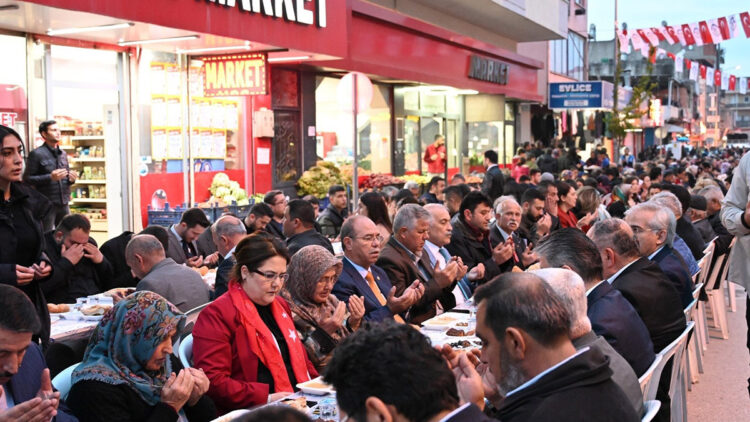 15 bin kişi, Andırın Caddesi Büyük İftarı'nda oruç açtı