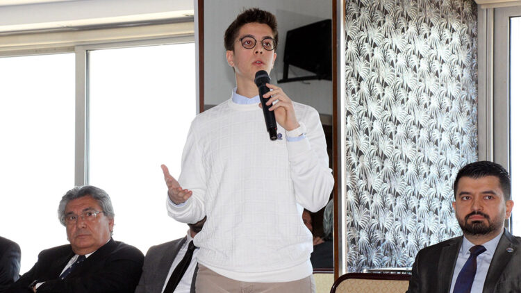 18 yaşındaki milletvekili adayı İzmir'den