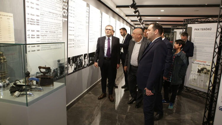 '1980'ler Kimlik Bunalımı' sergisi Ankara'da açıldı